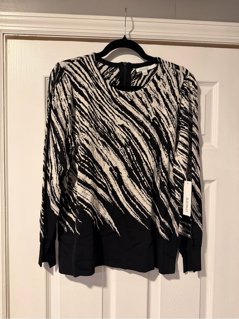 Chico's Black and White Abstract Sweater Top with Zip-Back Closure NWT Size L
